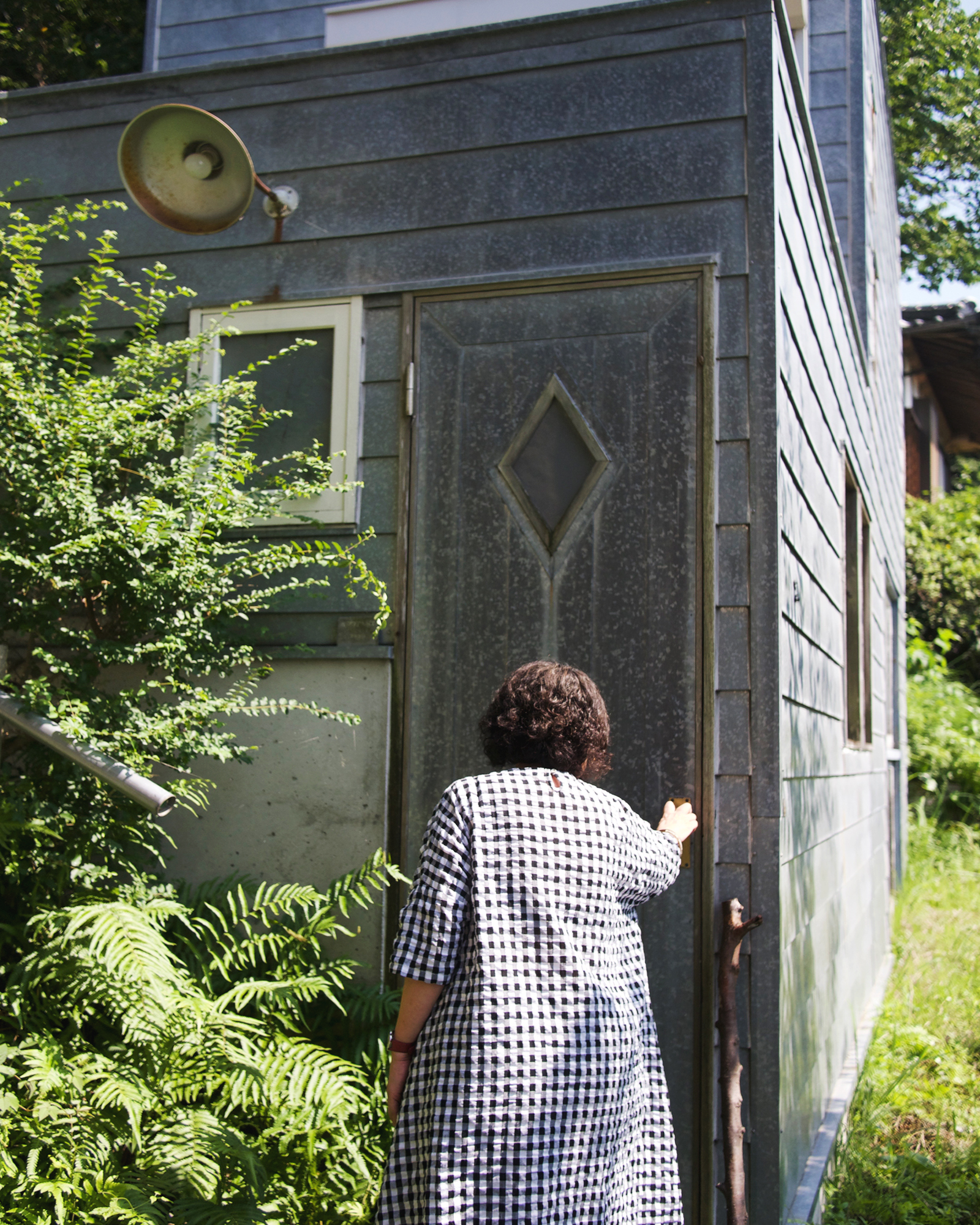 Michiko Iwata opening the door to her studio