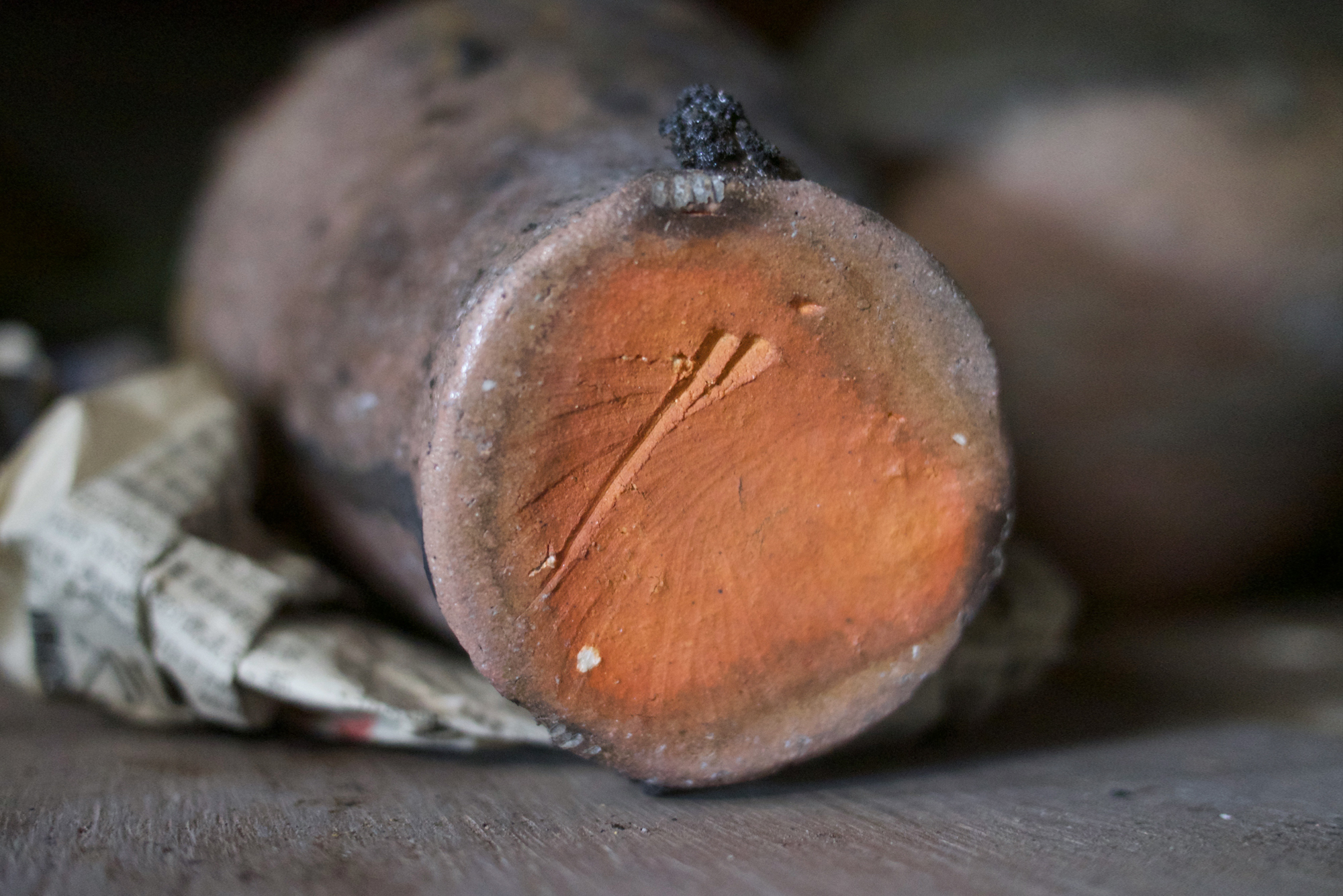 The bottom of an anagama wood fired vase with Keisuke Iwata's signature on the under side