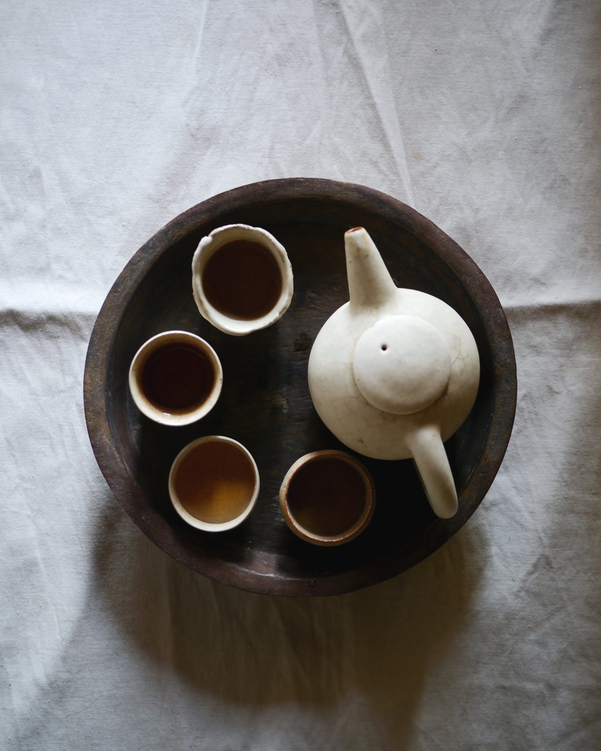 Top view of Keisuke Iwata's white/beige teapot and four ceramic teacups