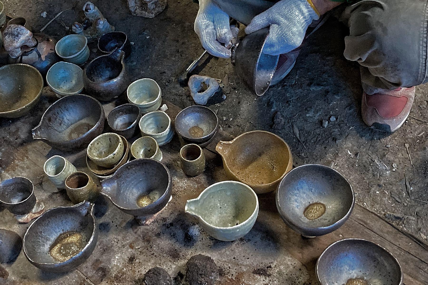Anagama tableware being pulled out by potter Keisuke Iwata