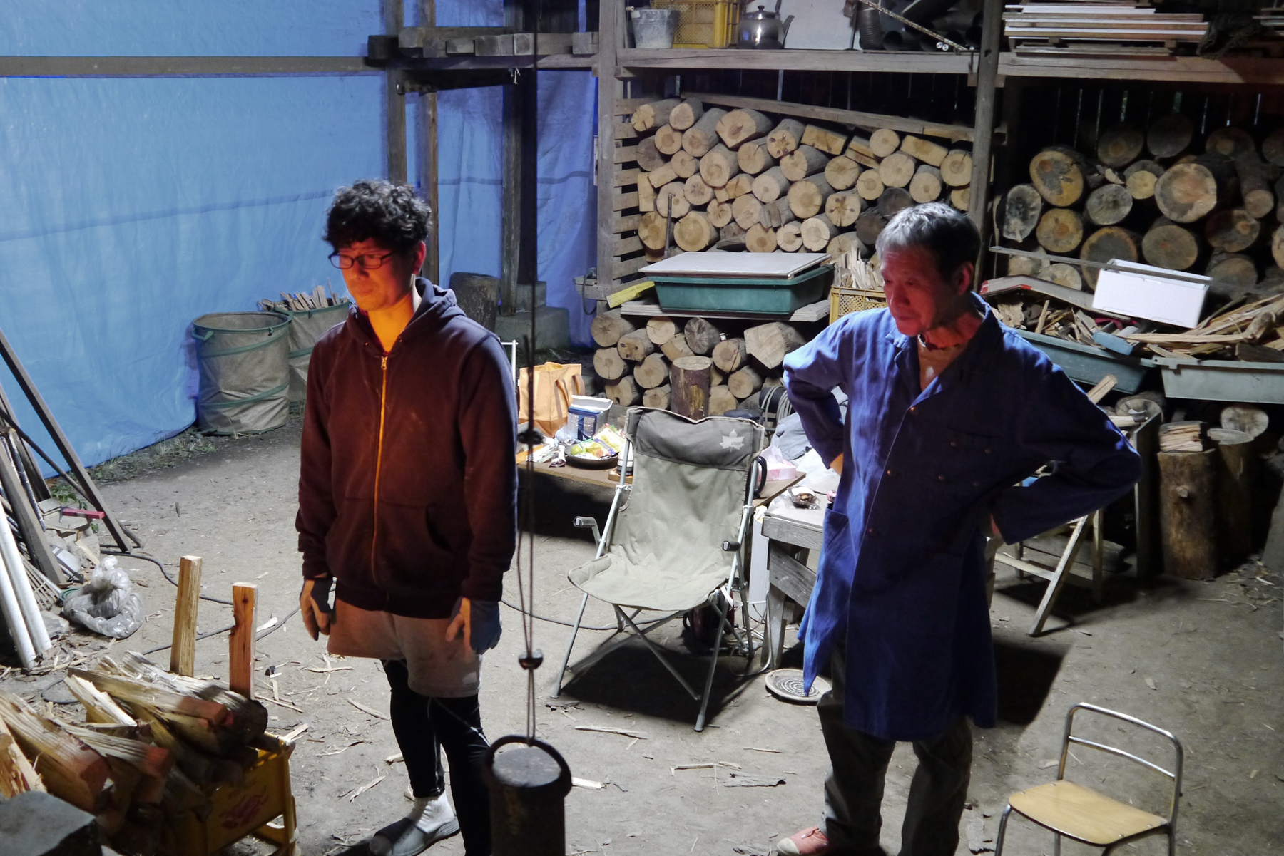Toshihisa Ishihara and Keisuke Iwata looking at the anagama kiln fire