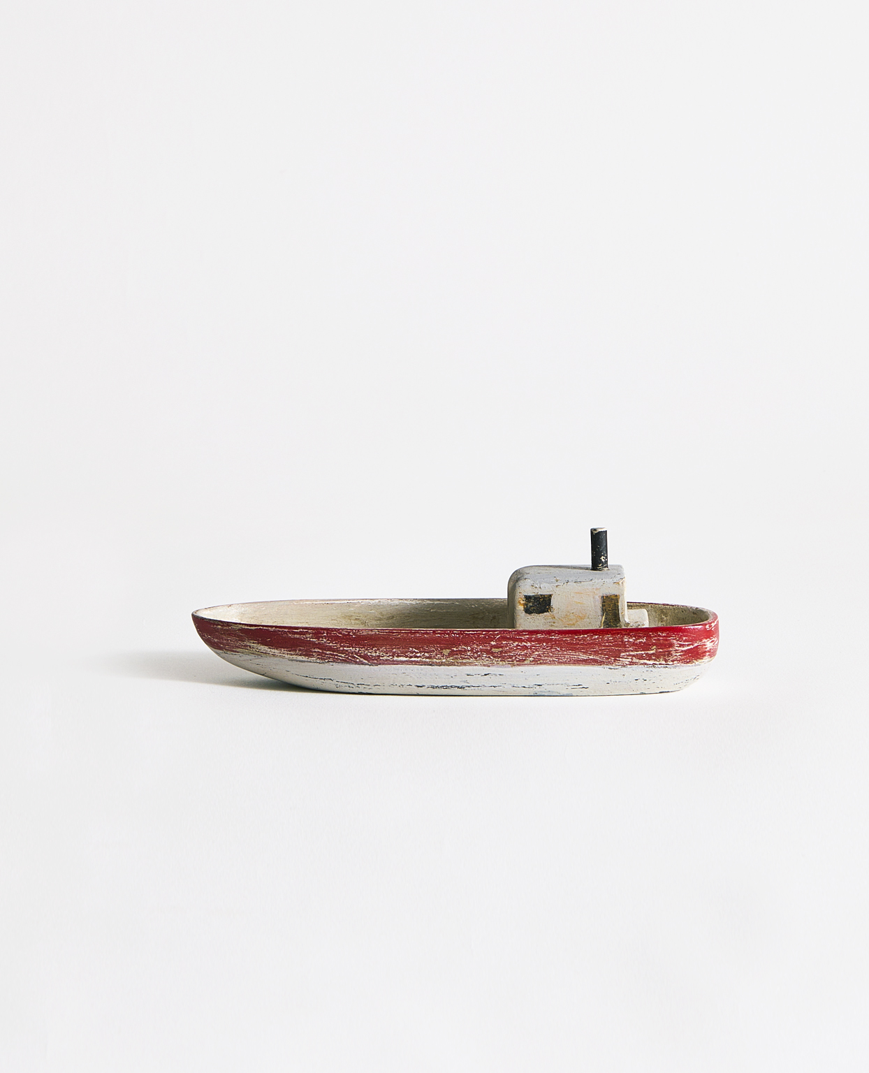 Sculptural red and white boat by Ryuji Mitani on a gray background